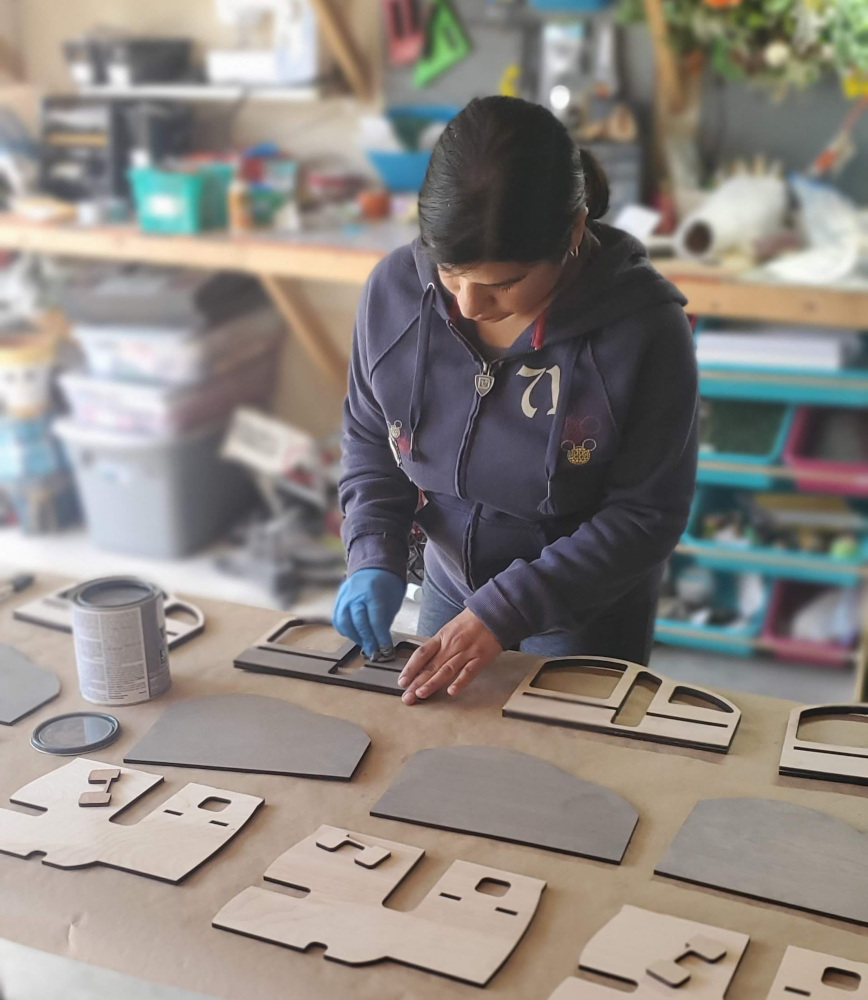 Lozada preparando productos para proceso de pintado. 