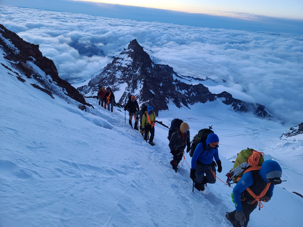 Potrait De La Aventura De Trekking En Las Montañas De Hombre Con