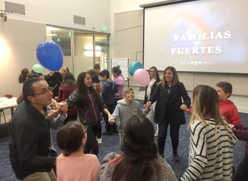 Padres latinos hispanos en Estados Unidos en programas de desarrollo y disciplina familiar.