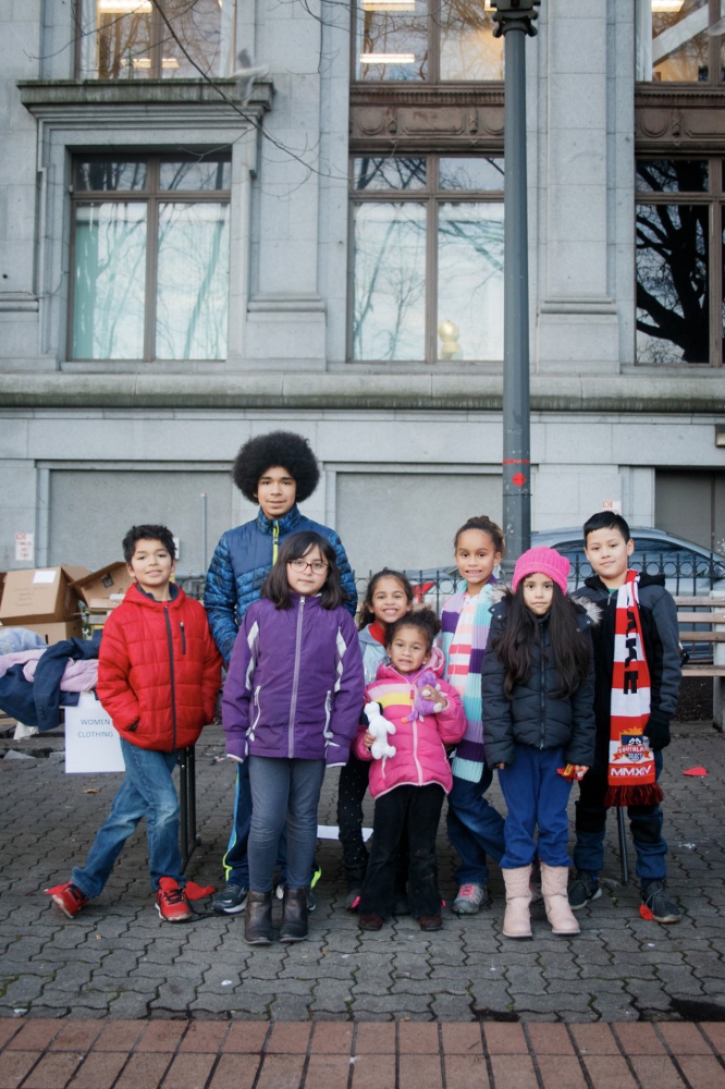 hijos de familias latinas e hispanas como voluntarios en causas sociales 