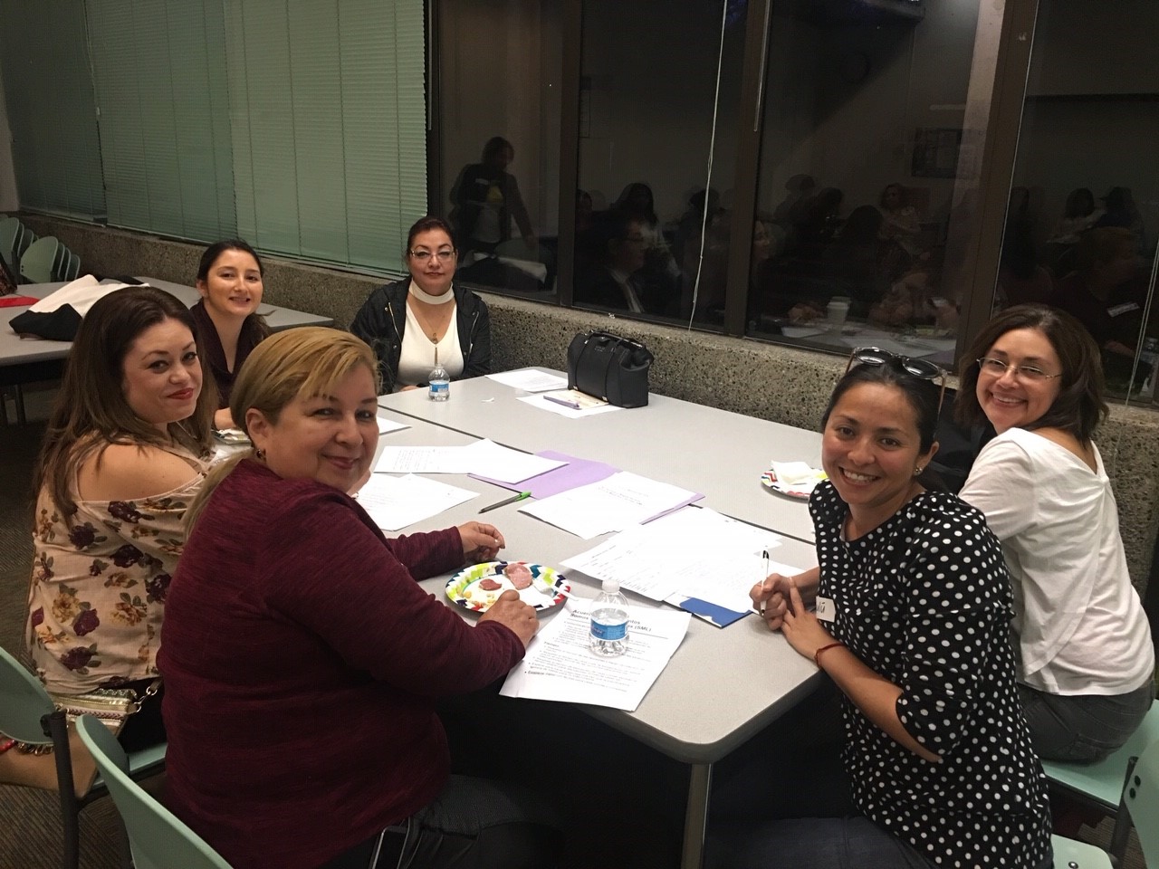 Voluntarias latinas hispanas del simposio de mujeres en WA.