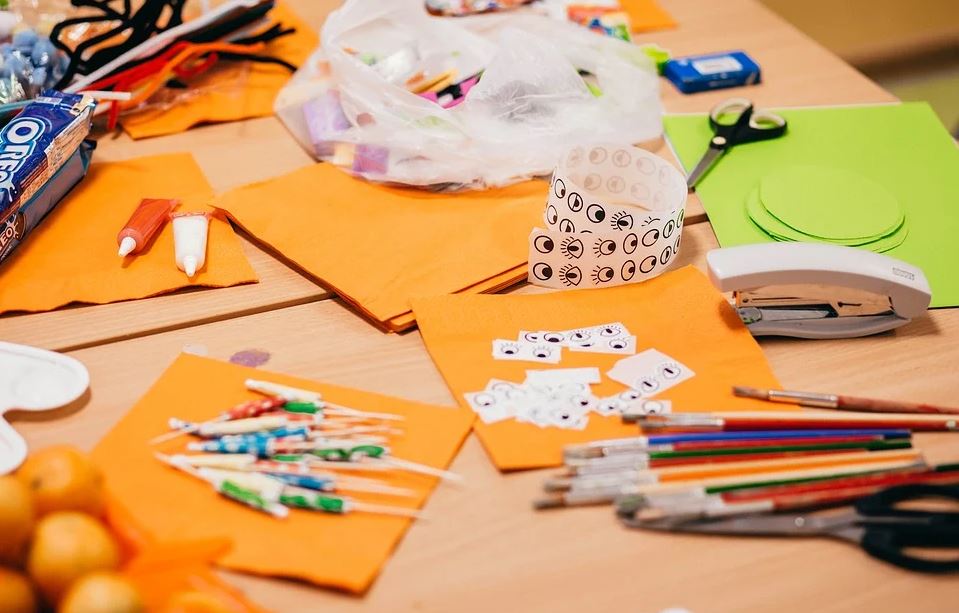 Organizaciones con clases y talleres de pintura, arte y manualidades para niños.